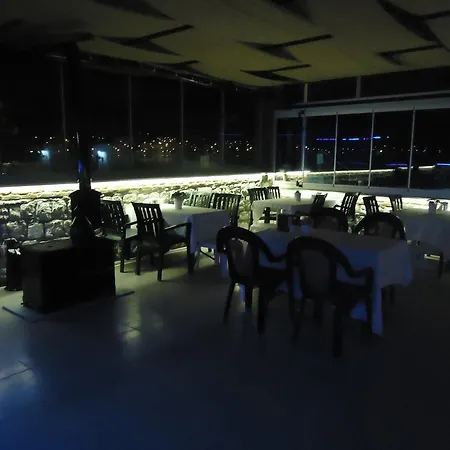 Bells Beach Hotel מוטל