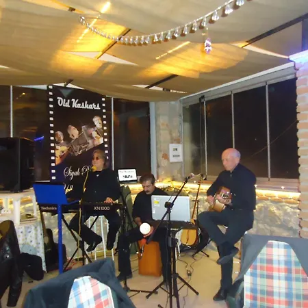 Bells Beach Hotel מוטל