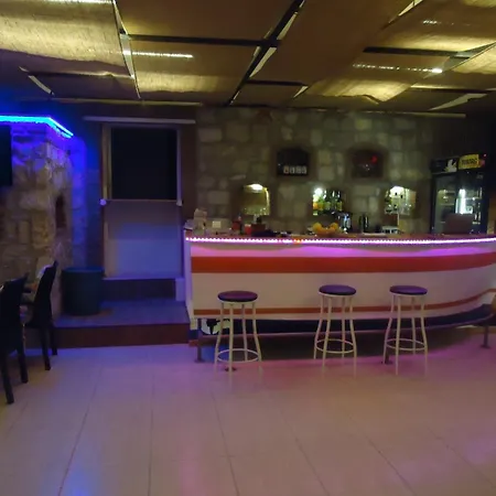 Bells Beach Hotel מוטל *